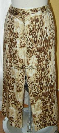 QUE Animal Print Crop Pants Size 4 - NEW